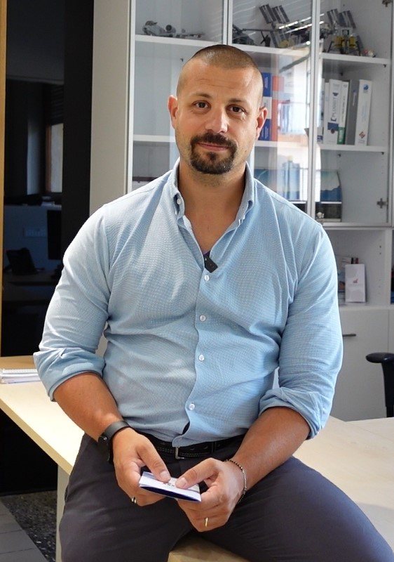 Michele Poletti nel suo studio